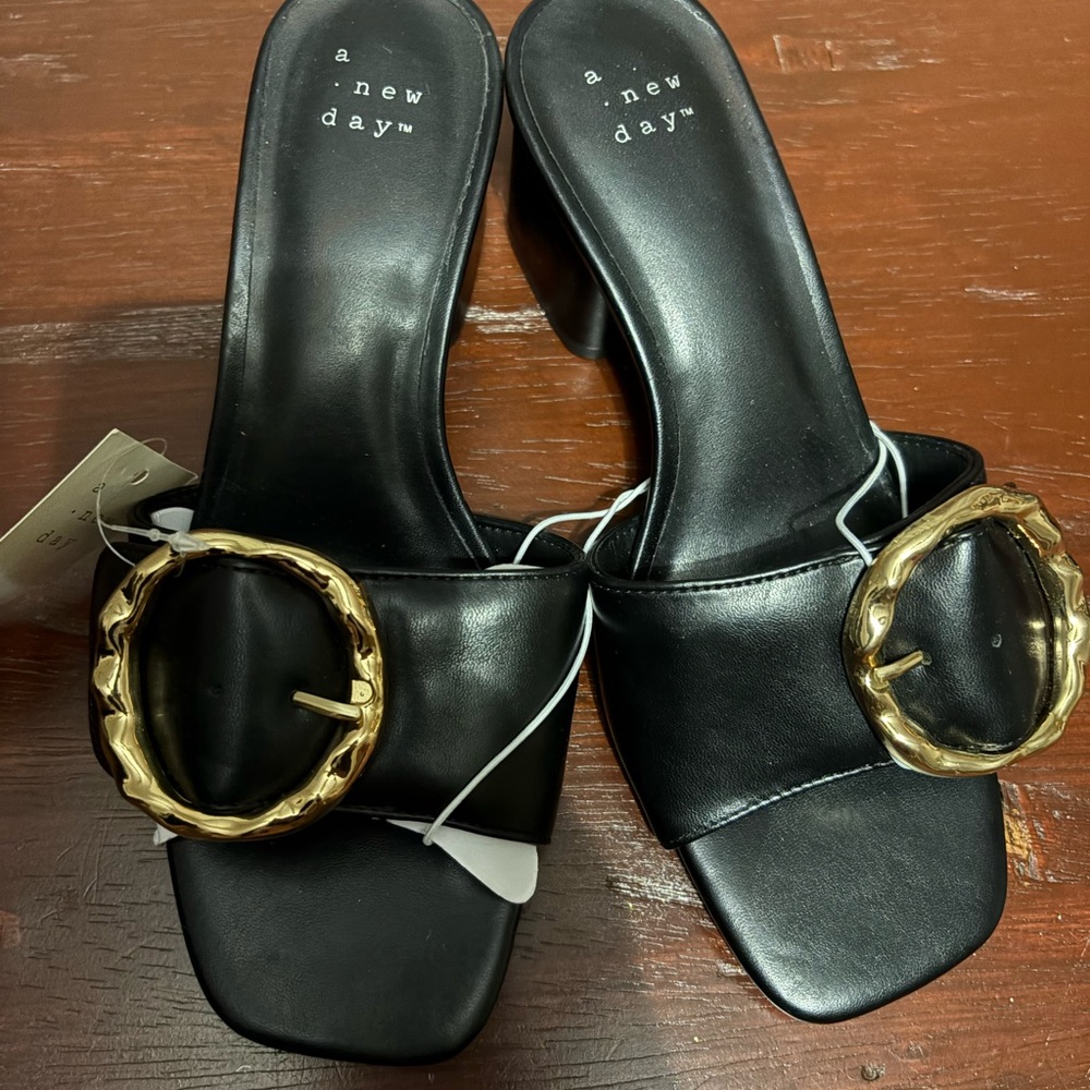 Brand new black size 6 heeled sandals